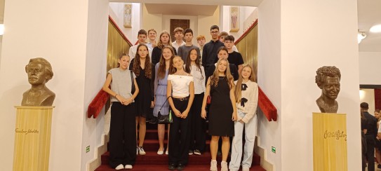 9. A navštívila divadlo